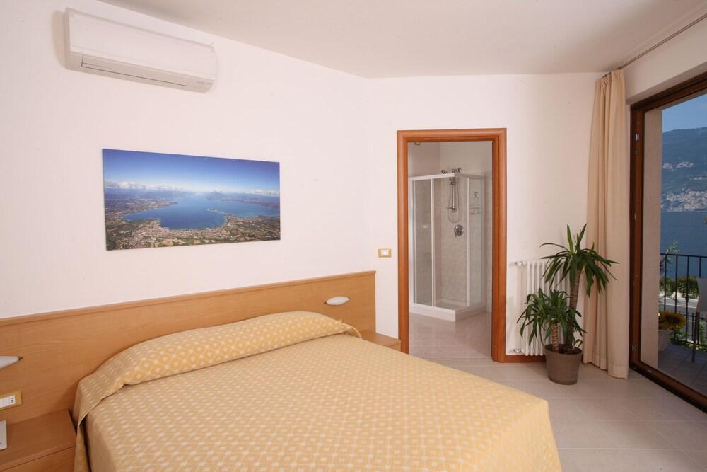 Atlantide Villaggio Albergo Brenzone sul Garda Esterno foto