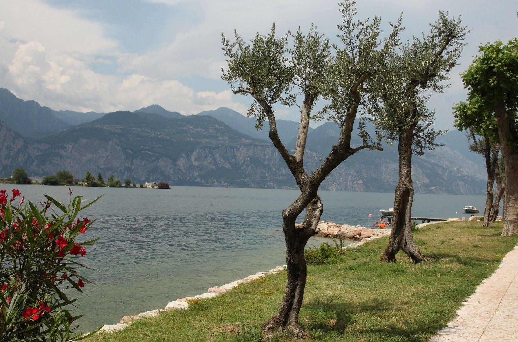 Atlantide Villaggio Albergo Brenzone sul Garda Esterno foto